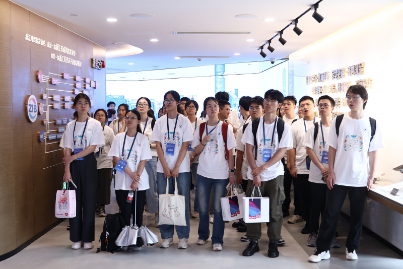 173951403763197657p5.jpg 浙江大學經濟學院、國際聯合商學院全國優秀大學生夏令營到浙江東方參訪1.JPG