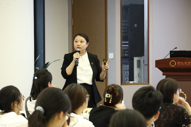 17395141131424981CBd.jpg 浙江大學經濟學院、國際聯合商學院全國優秀大學生夏令營到浙江東方參訪 何欣.jpg